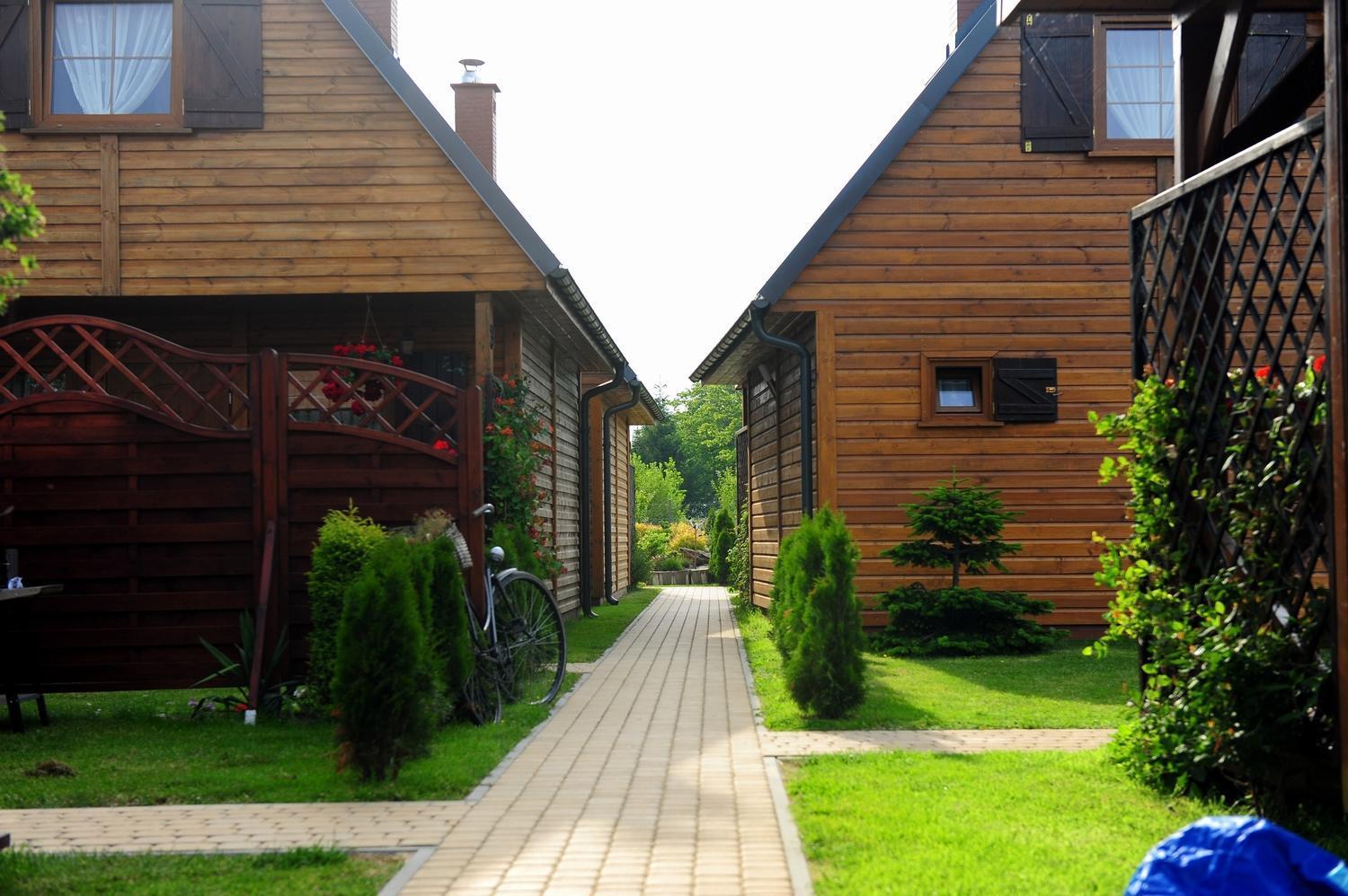 Caloroczne Domki Nad Morzem I Jeziorem Jezierzany Exterior photo