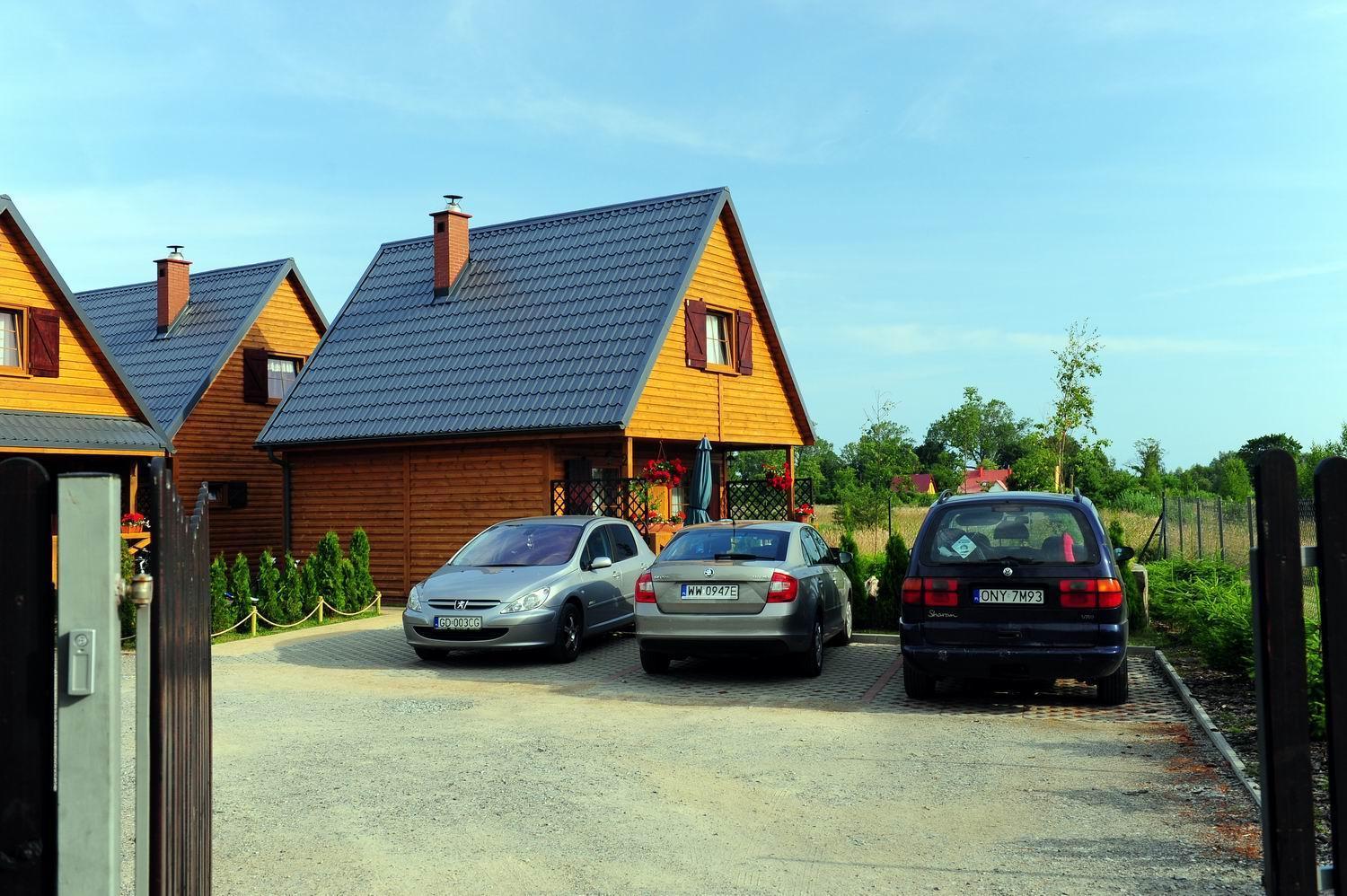 Caloroczne Domki Nad Morzem I Jeziorem Jezierzany Exterior photo